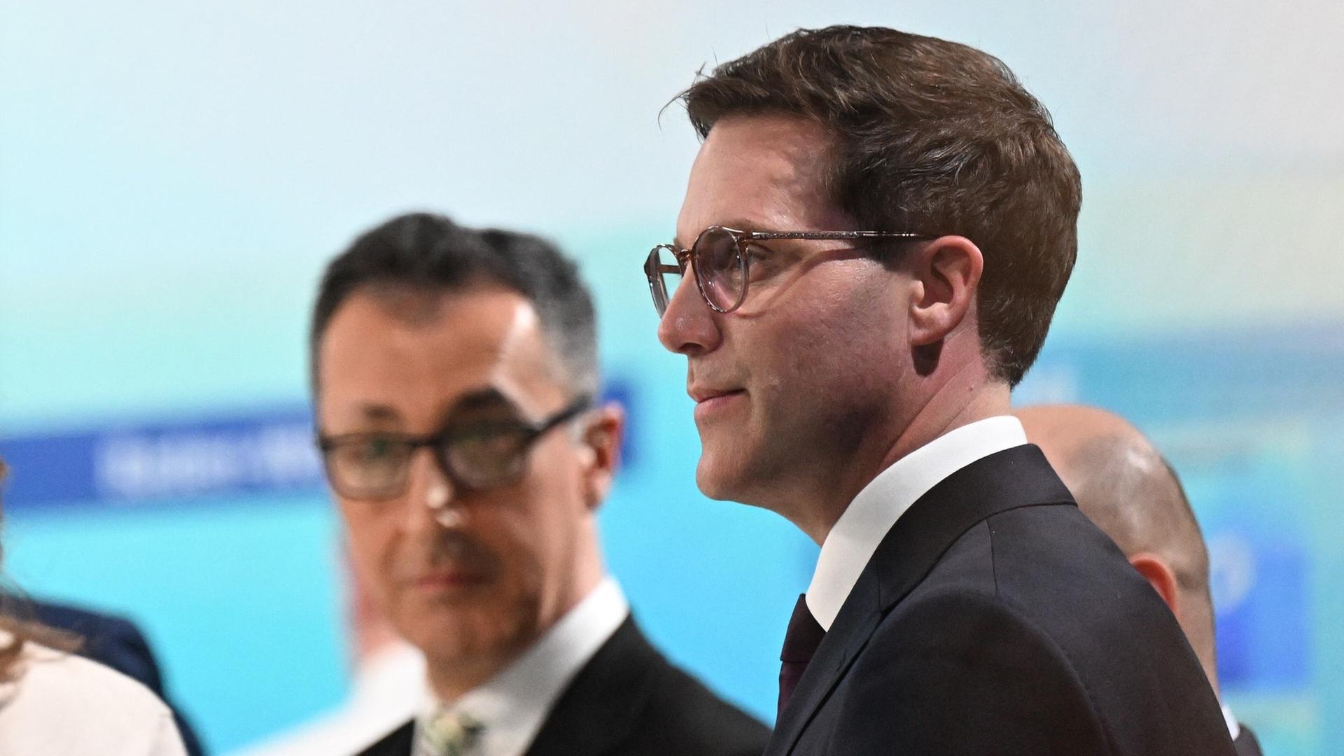 Cem Ãzdemir und Manuel Hagel stehen in einem Fernsehstudio. Die CDU will GesprÃ¤che mit den GrÃ¼nen aufnehmen. | dpa Bildfunk, Picture Alliance