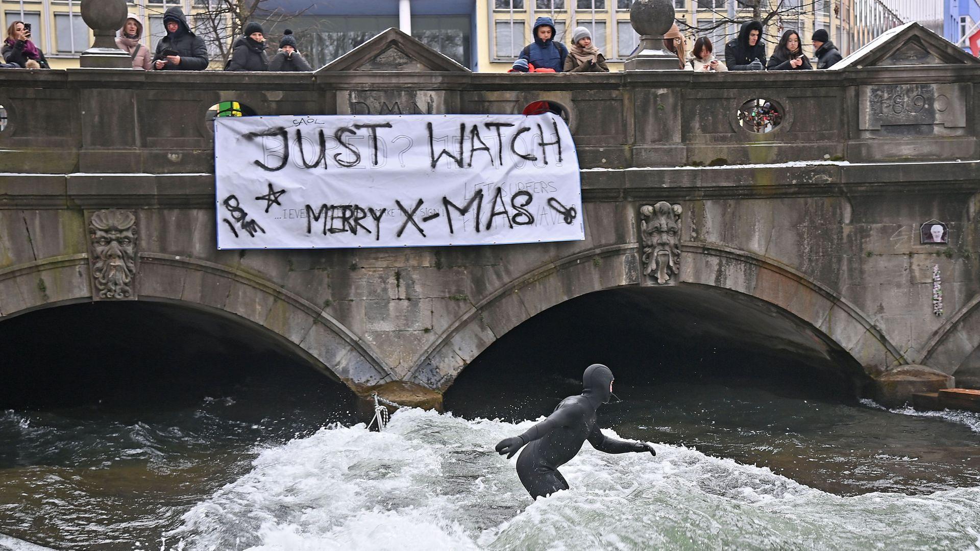 Am 26.12.2025 surfen bereits wieder zahlreiche Surfer die beruehmte Eisbachwelle, die wochenlang verschwunden war. | picture alliance / SvenSimon | Frank Hoermann