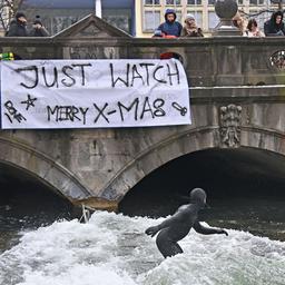 Am 26.12.2025 surfen bereits wieder zahlreiche Surfer die beruehmte Eisbachwelle, die wochenlang verschwunden war.
