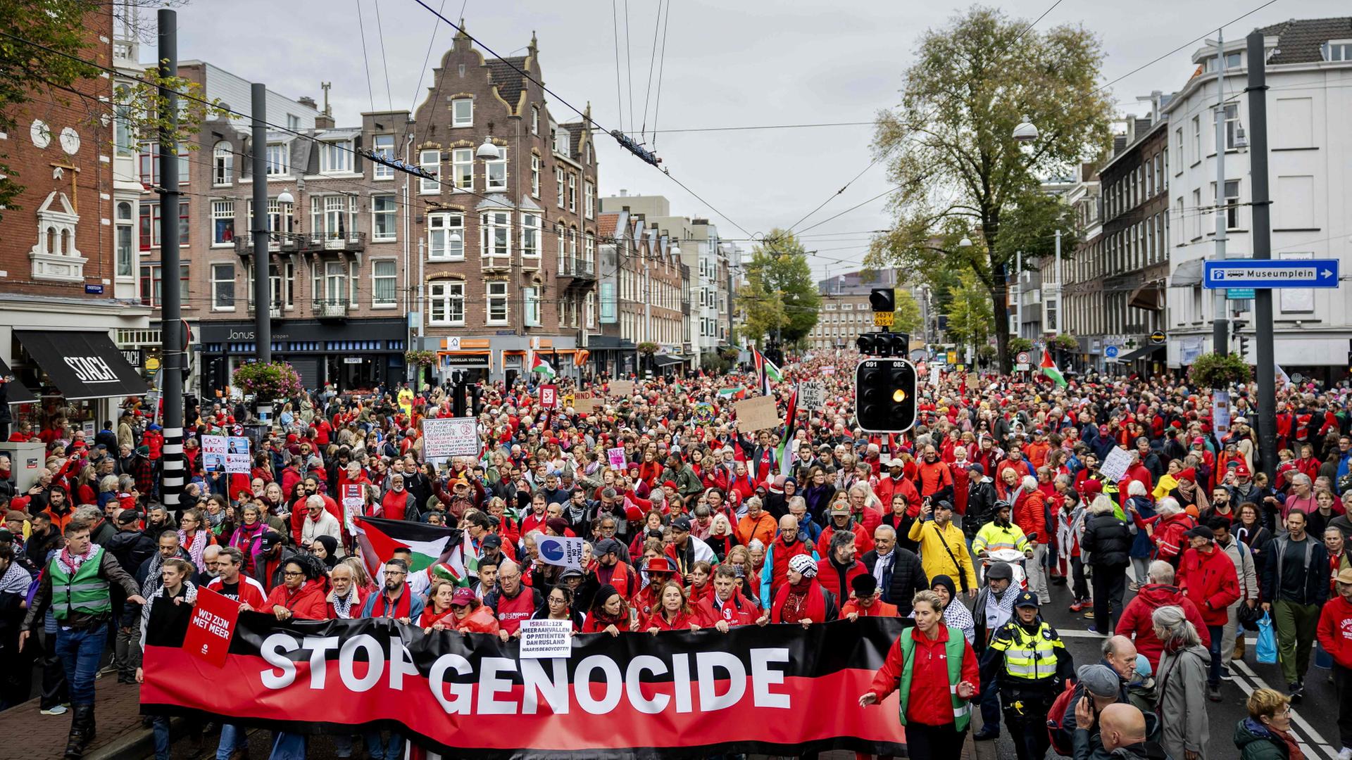 Demonstranten, darunter einige mit einem Banner mit der Aufschrift 