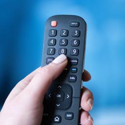 Eine Hand hält eine Fernbedienung