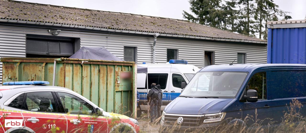 Video: rbb24 Abendschau | 30.10.2025 | N. Siegmund | dpa/Ukas Zollbeamte stehen vor einer Halle, in der ein riesiges illegales Drogenlabor ausgehoben wurde. (Quelle: dpa/Ukas)
