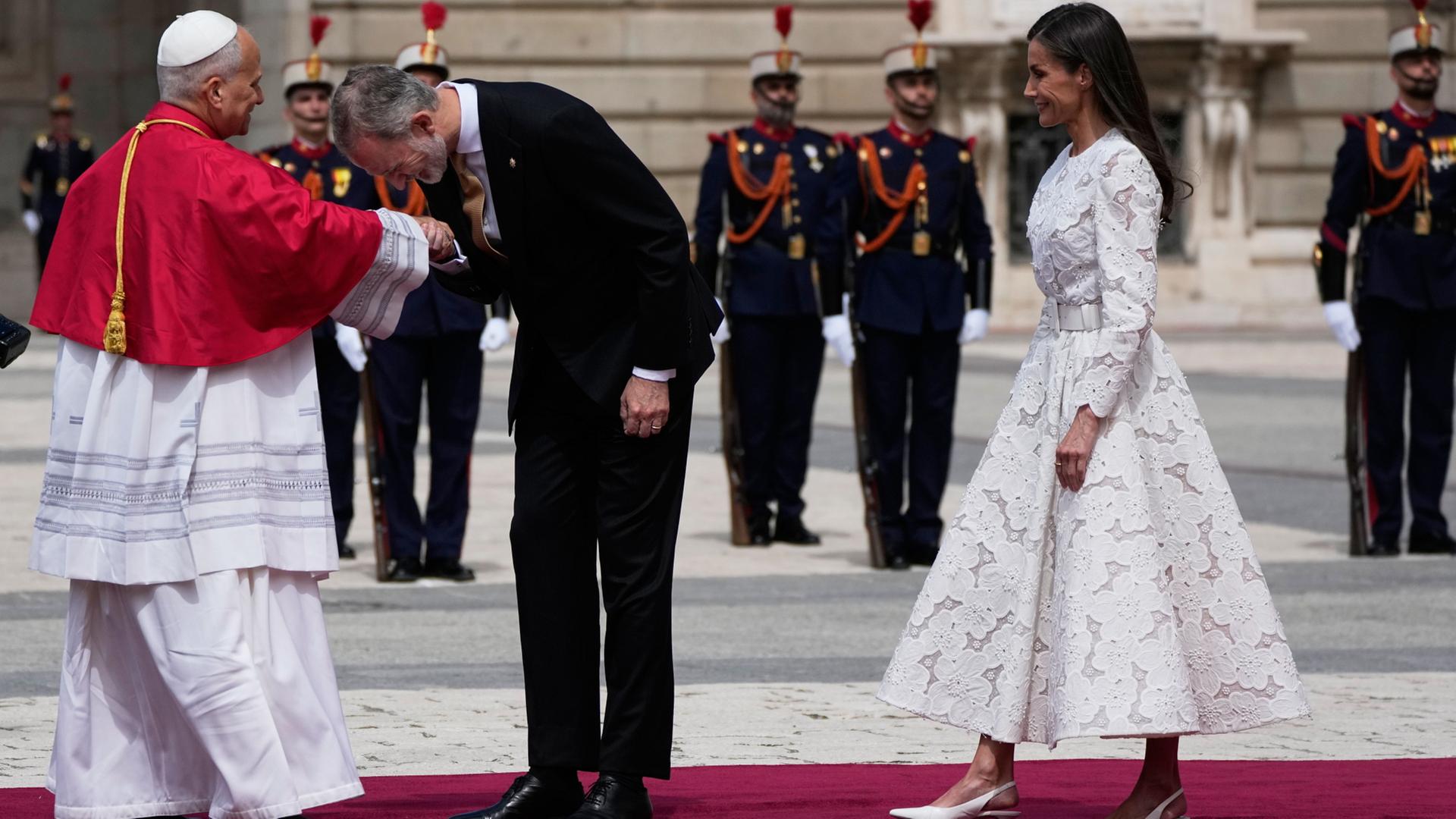 Papst Leo XIV. wird vom spanischen Königspaar im Königspalast empfangen. | Alessandra Tarantino/AP/dpa