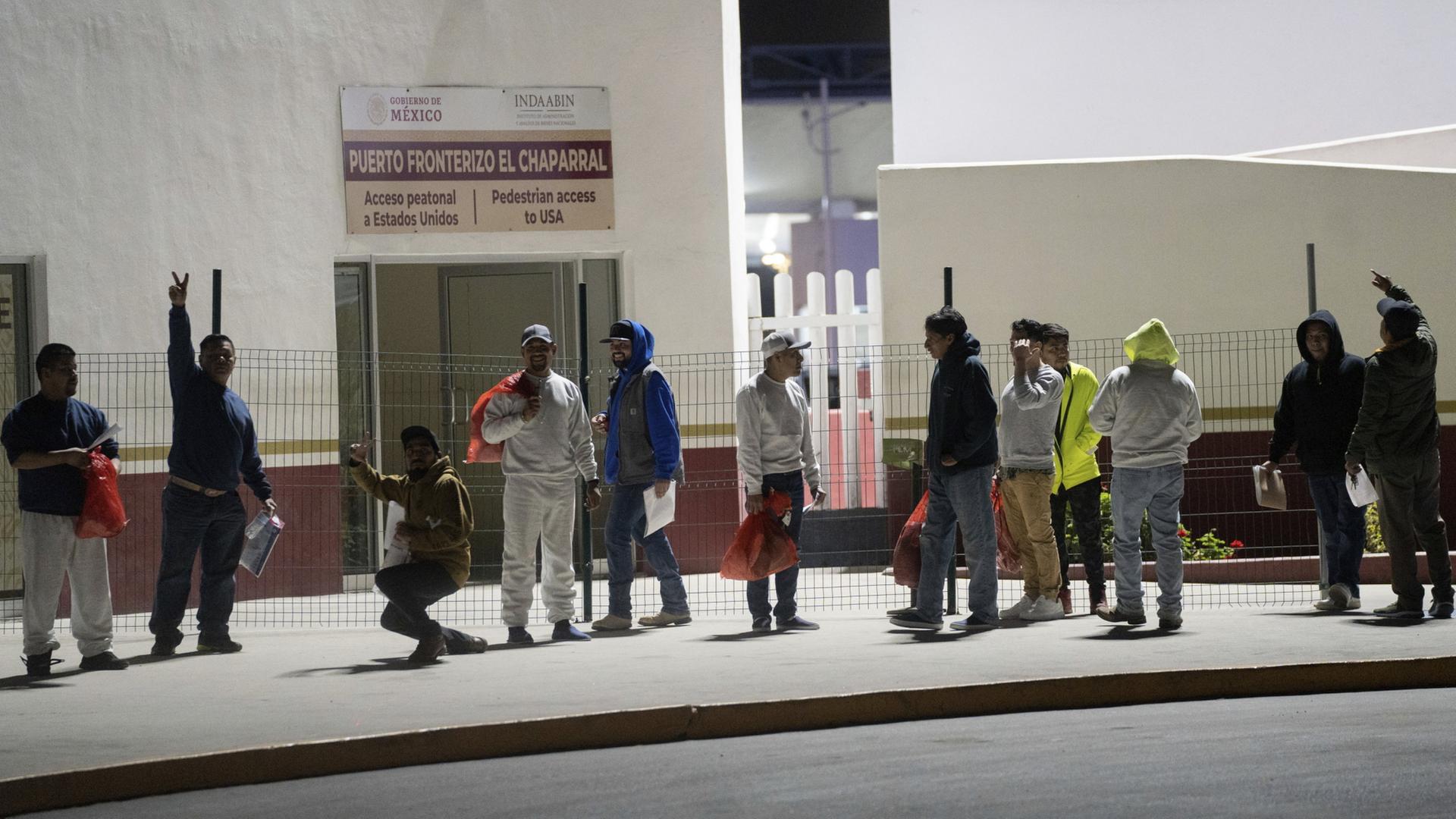 Aus den USA nach Mexiko deportierte Migranten. | AP