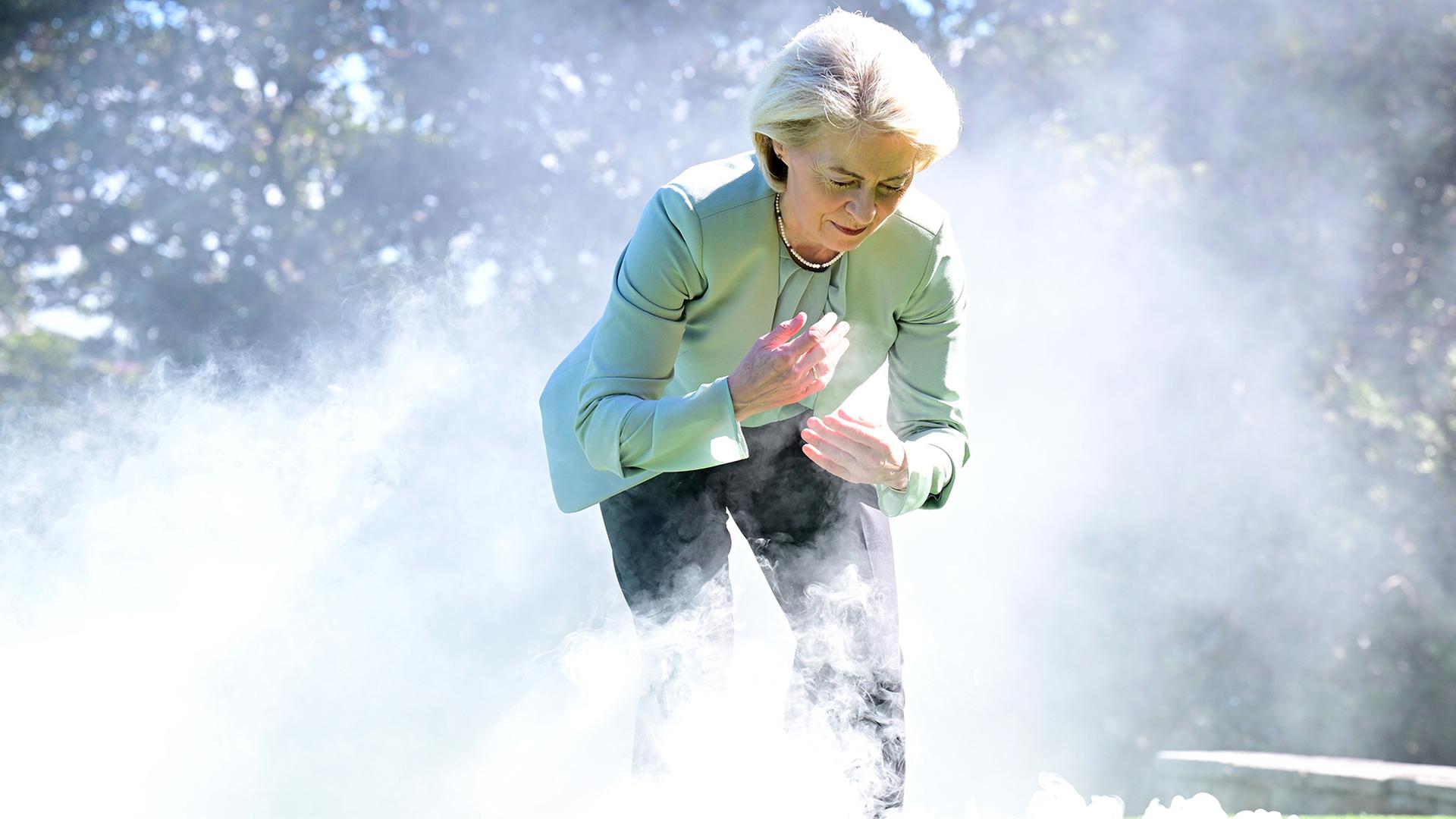Ursula von der Leyen nimmt in Sydney an einer traditionellen Rauchzeremonie teil. | EPA