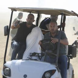 Palästinenser transportierten am 7.10.2023 einen entführten israelischen Zivilisten nach Gaza