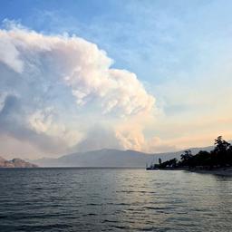 Rauchschwaden eines Waldbrandes in British Columbia