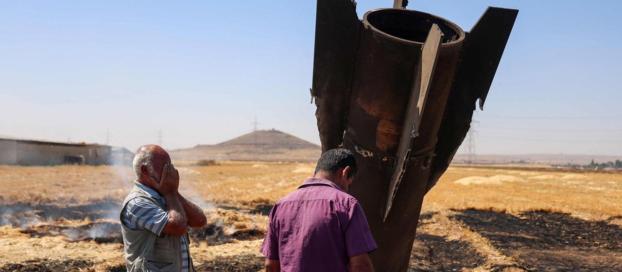 Anwohner betrachten eine iranische Rakete , die in der Nähe von Najha, Syrien, eingeschlagen ist.