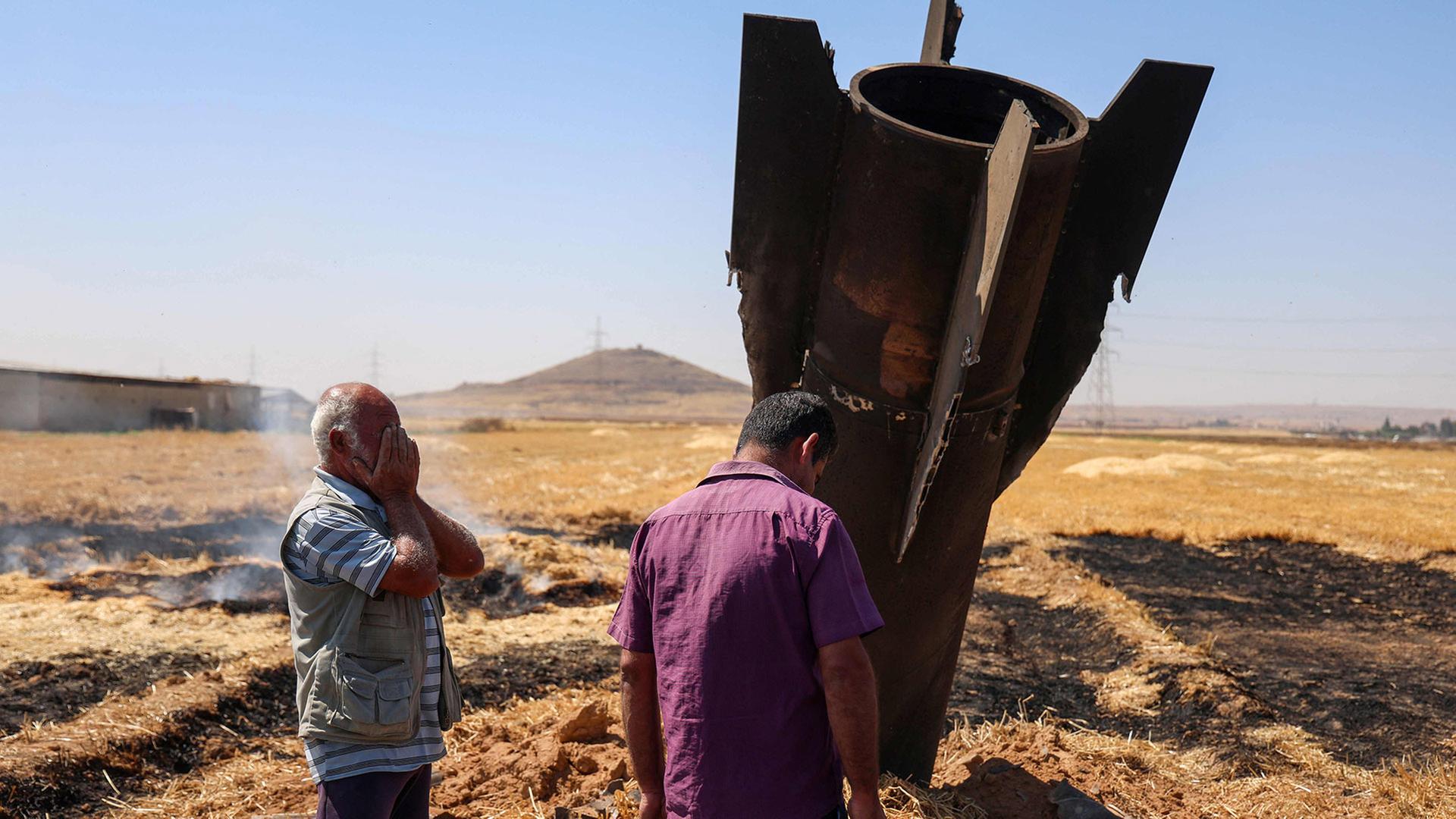 Anwohner betrachten eine iranische Rakete , die in der Nähe von Najha, Syrien, eingeschlagen ist. | AFP