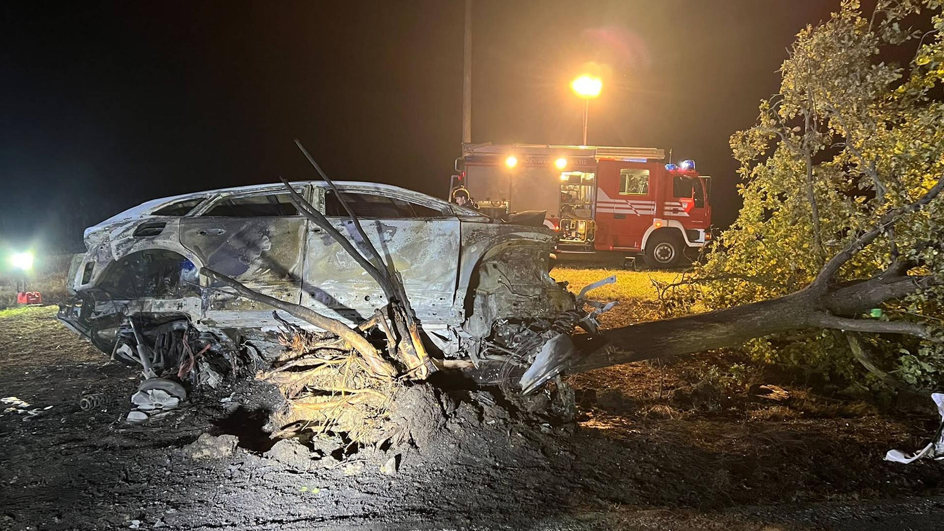 Bei einem Verkehrsunfall nahe Neuruppin sind am Freitagabend zwei Menschen ums Leben gekommen. (Quelle: 7aktuell) | 7aktuell