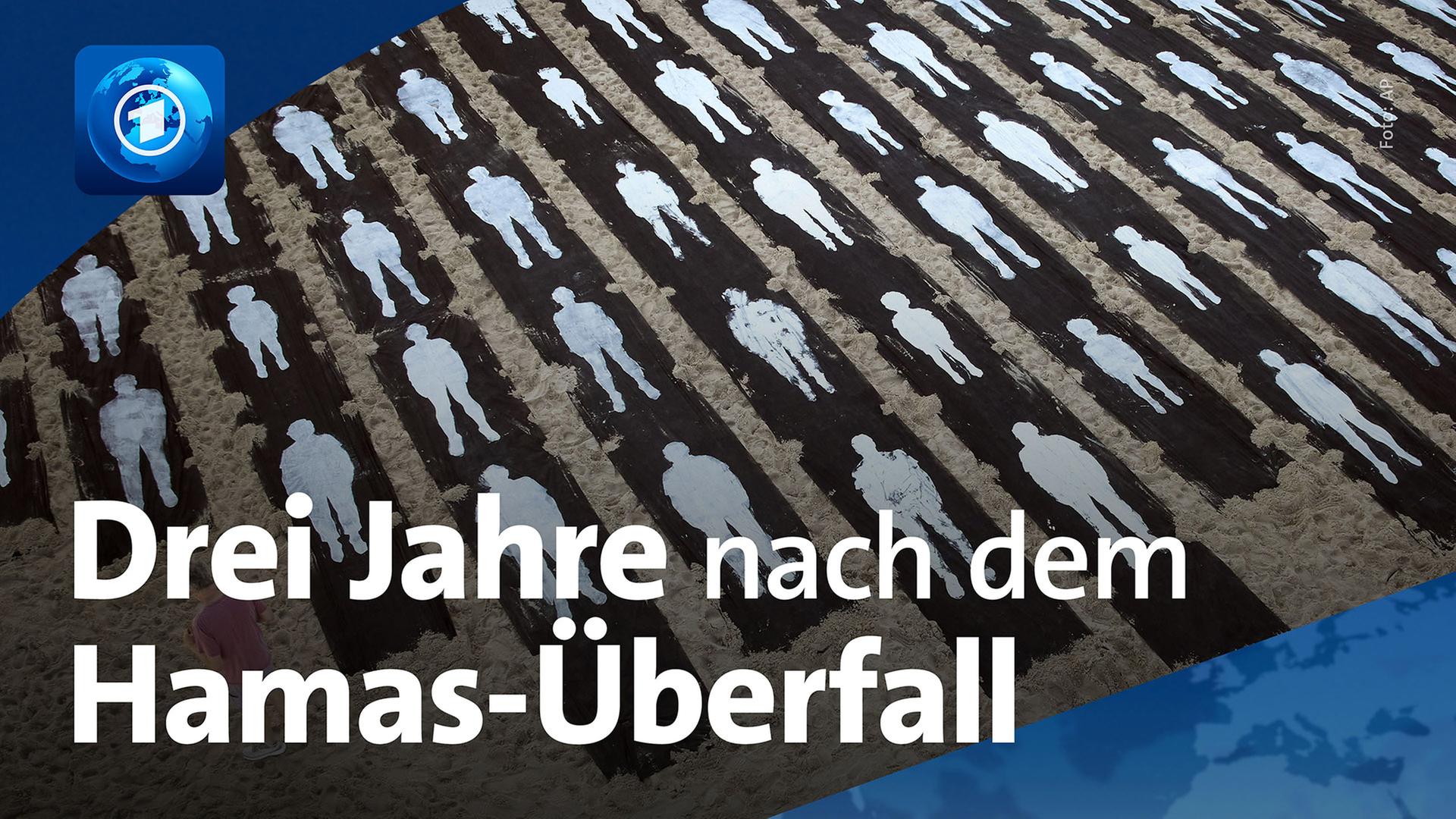 Eine Luftaufnahme zeigt eine Gedenkinstallation am Strand von Tel Aviv, Israel. | AP/ARD-aktuell