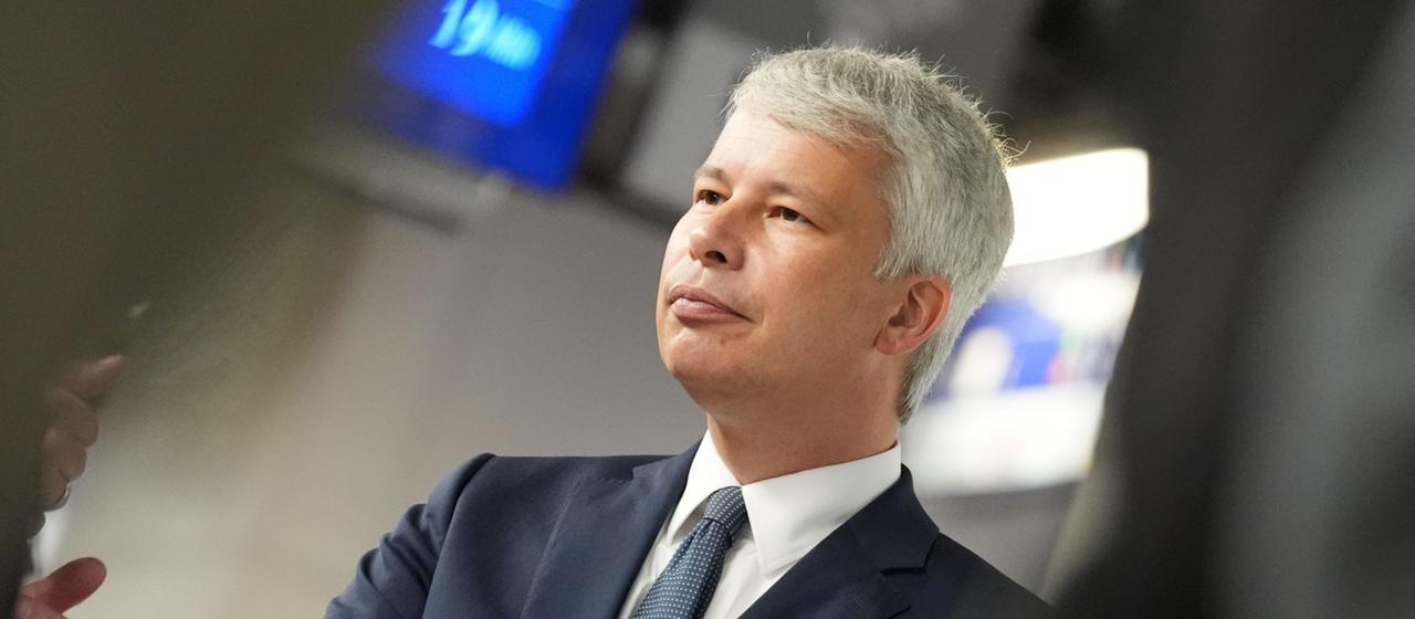 Bundesverkehrsminister Steffen Bilger (CDU) steht auf dem Bahnsteig im Hauptbahnhof Hamburg (ARCHIV)