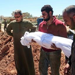 Syrer beerdigen Opfer der Giftgasattacke in Chan Scheichun