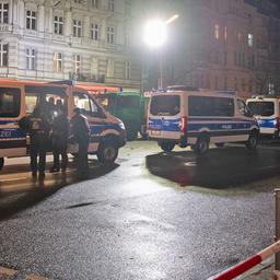 Archivbild: Polizisten stehen am 31.12.2023 auf der Sonnenallee in Berlin. (Quelle: Picture Alliance/Paul Zinken)