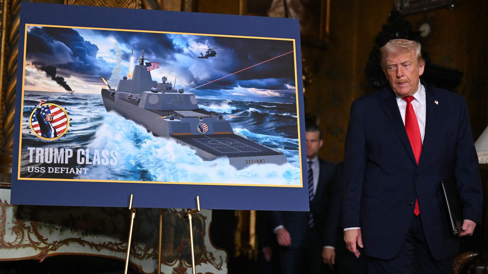 Donald Trump neben einer Abbildung eines geplanten Kriegsschiffes | AFP