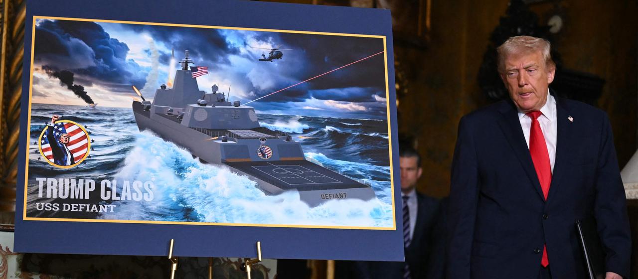 Donald Trump neben einer Abbildung eines geplanten Kriegsschiffes