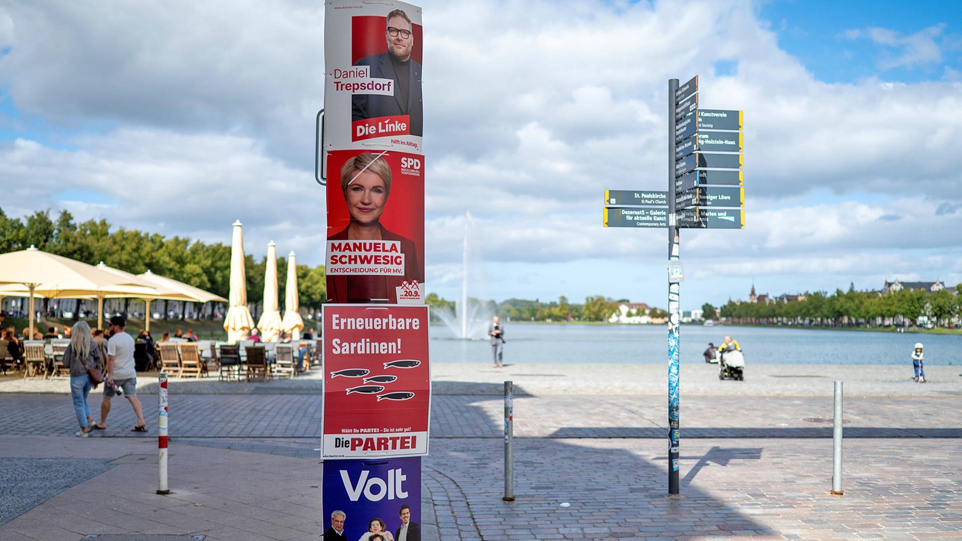 Wahlplakate verschiedener Parteien für die Landtagswahl in Mecklenburg-Vorpommern. (Quelle:  IMAGO/Johannes Koziol) | IMAGO/Johannes Koziol
