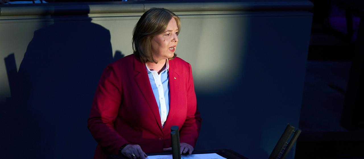 Arbeitsministerin Bas bei der Haushaltsdebatte im Bundestag