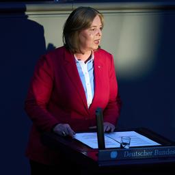 Bärbel Bas spricht im Bundestag.
