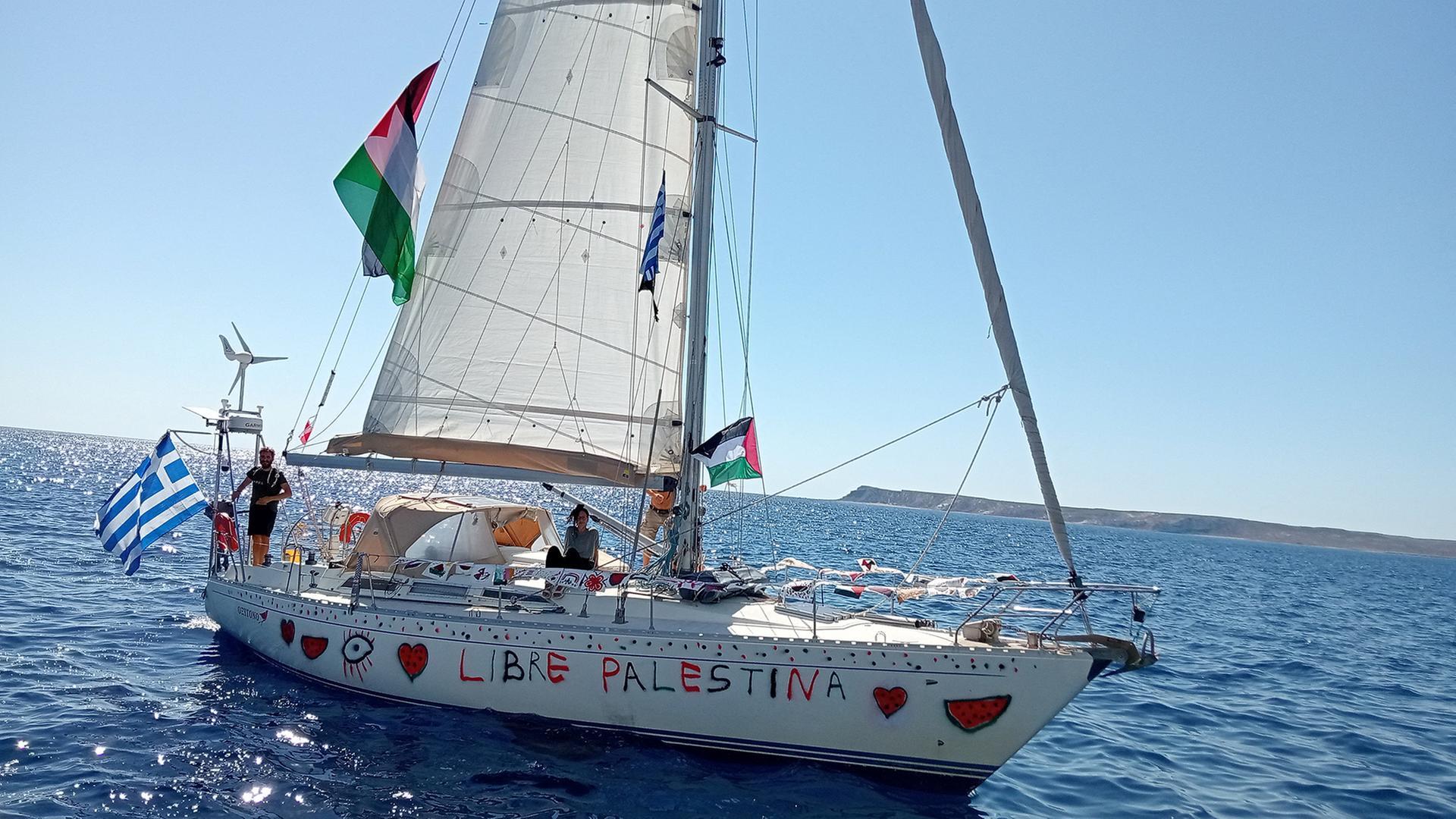 Ein Segelboot schließt sich der Global Sumud Flotilla vor der Küste Kretas an. | via REUTERS