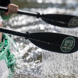 Paddel mit dem Logo des Projekts "Green Kayak" tauchen aus dem Wasser auf.