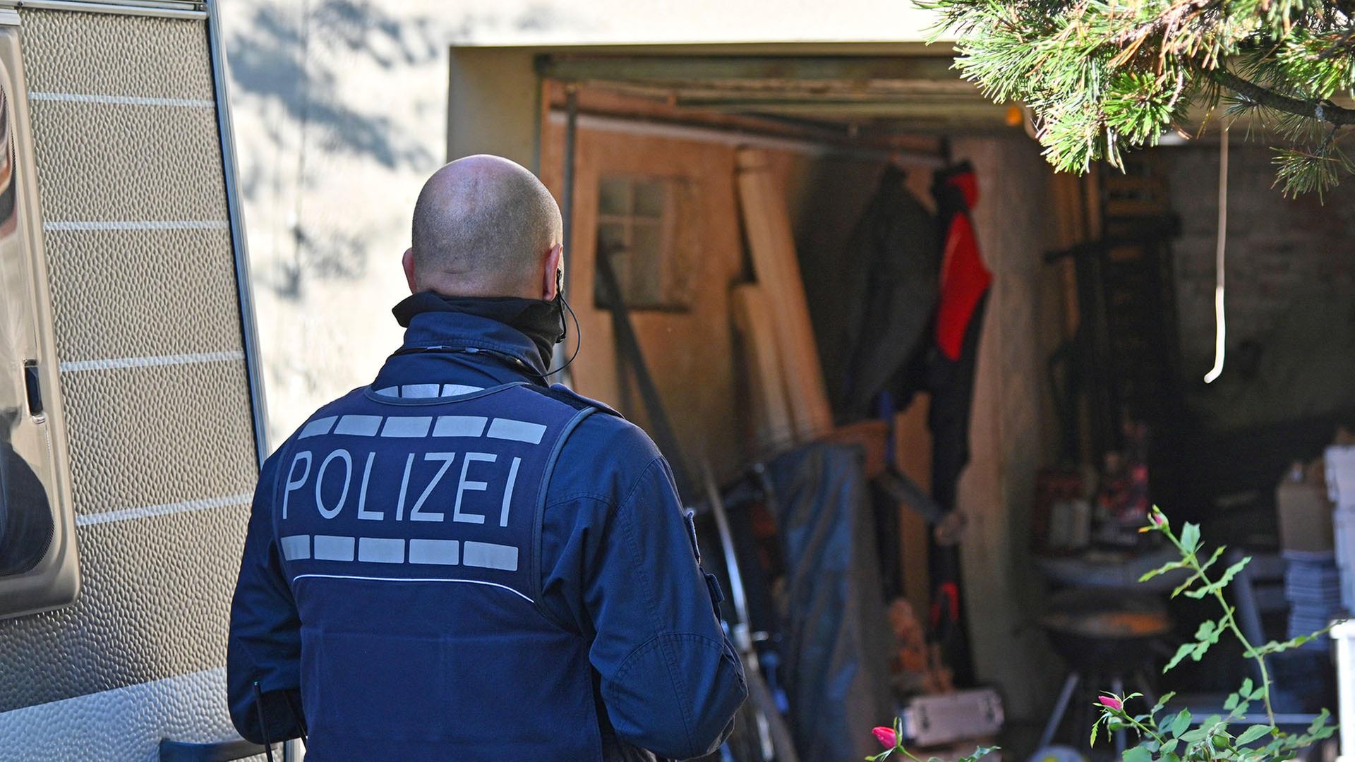 Archivbild: Einsatzkräfte der Polizei durchsuchen 2023 ein Objekt der rechtsextremen Vereinigung 