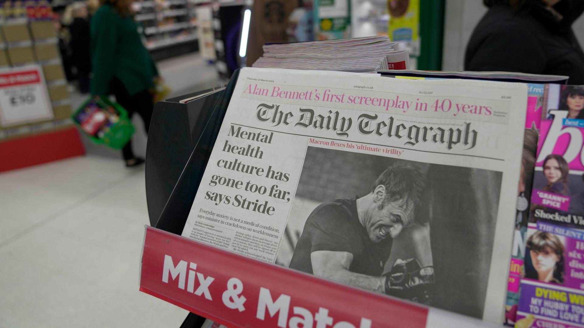 Die britische Zeitung Telegraph in einem Zeitungsständer | AP