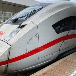 Ein ICE-4 der Deutschen Bahn steht abfahrbereit im Mannheimer Hauptbahnhof auf Gleis 3. Wegen der Riedbahn-Sperrung in Südhessen werden Pendler in der Pfalz mehr Zeit einplanen müssen.