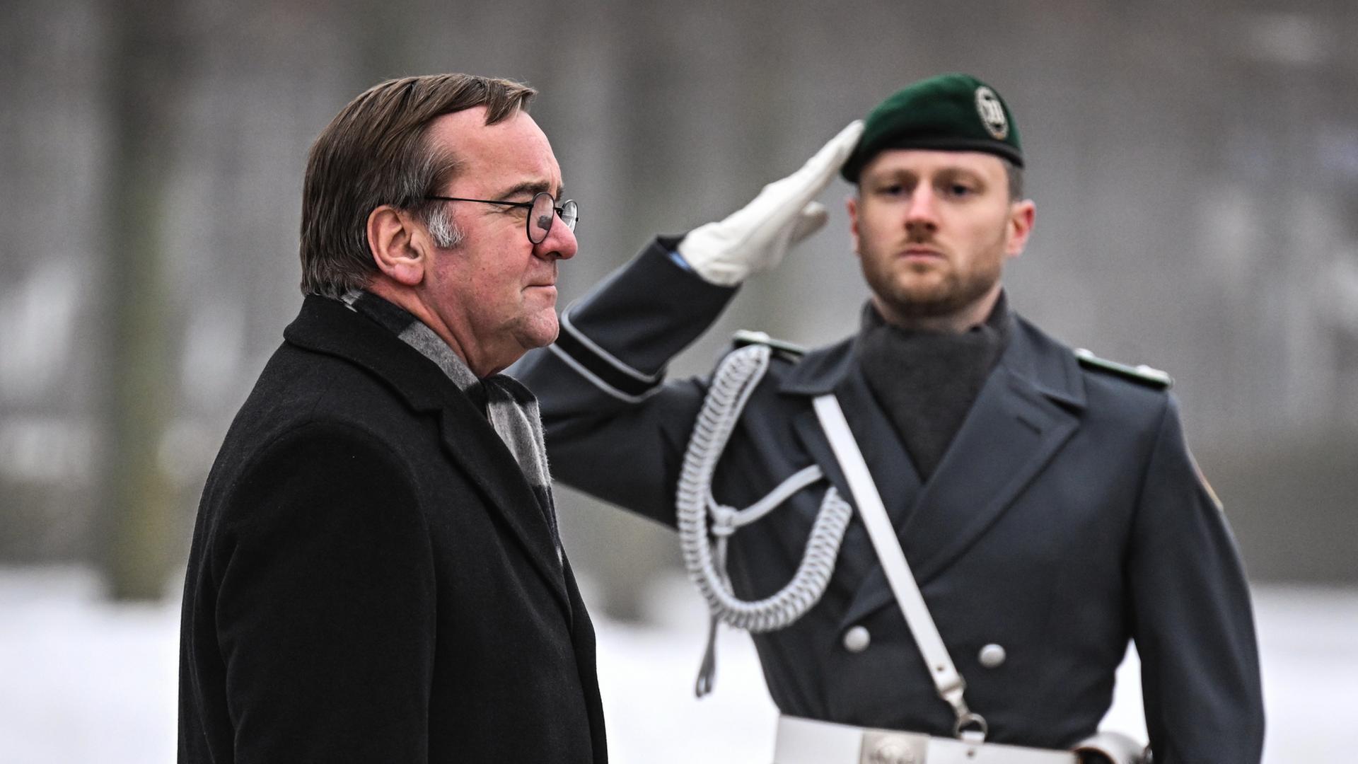 Boris Pistorius (SPD) steht vor einem salutierenden Bundeswehrsoldaten | dpa