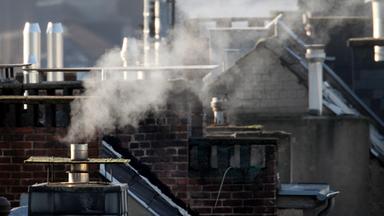 In Düsseldorf dampfen oder qualmen Schornsteine auf Dächern in der Innenstadt. (Archivbild: 13.10.2011)
