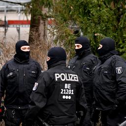 Bei einer Razzia gegen sogenannte "Reichsbürger" stehen Polizisten an einem durchsuchten Objekt in Berlin.