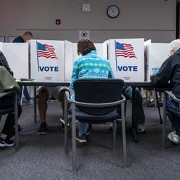 Wähler füllen ihre Stimmzettel in Virginia aus.