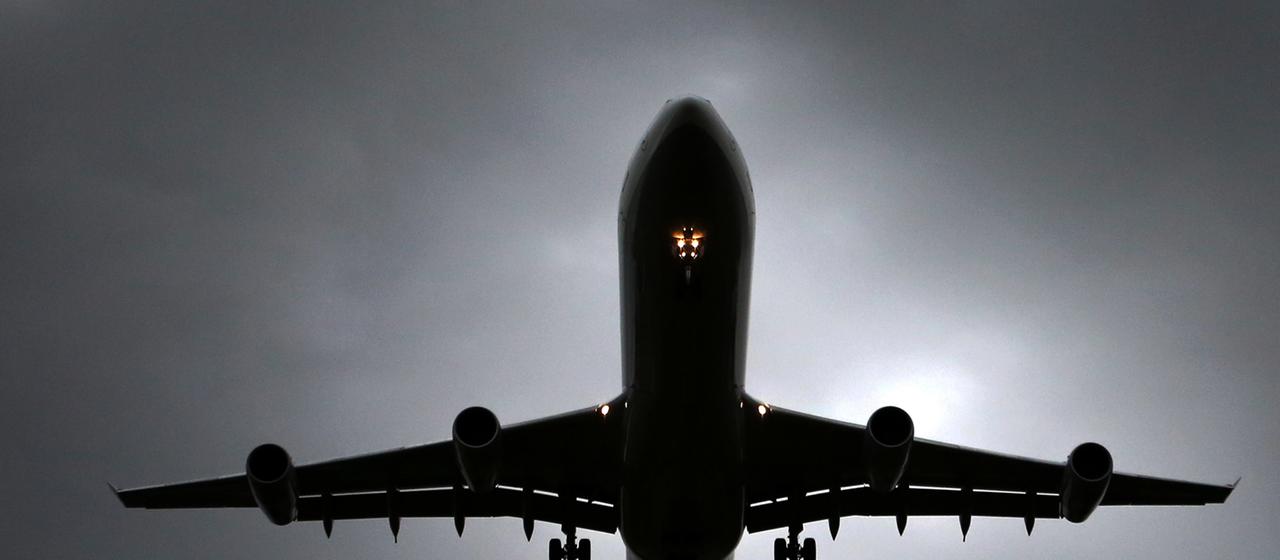 Startendes Flugzeug in Frankfurt