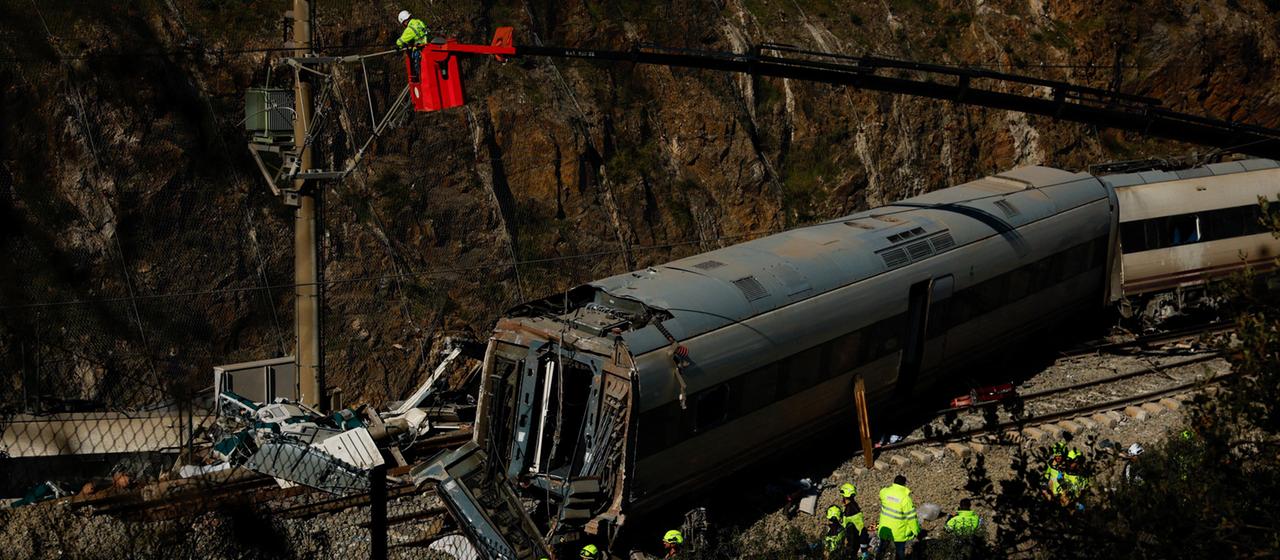Wartungsarbeiter an den Trümmern eines in den Unfall verwickelten Zuges in der Nähe von Adamuz in Córdoba, Spanien.