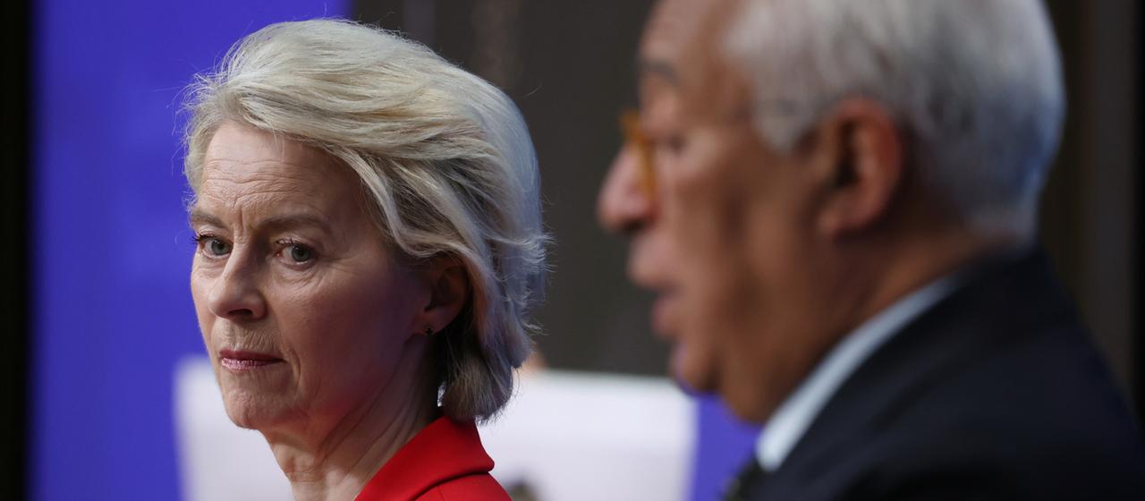 Der Präsident des Europäischen Rates, Antonio Costa (r), und die Präsidentin der Europäischen Kommission, Ursula von der Leyen, sprechen zum Abschluss des EU-Gipfels