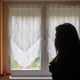 Symbolbild:Eine Frau steht an einem Fenster in einem Frauenhaus.(Quelle:picture alliance/dpa/M.Hitji)
