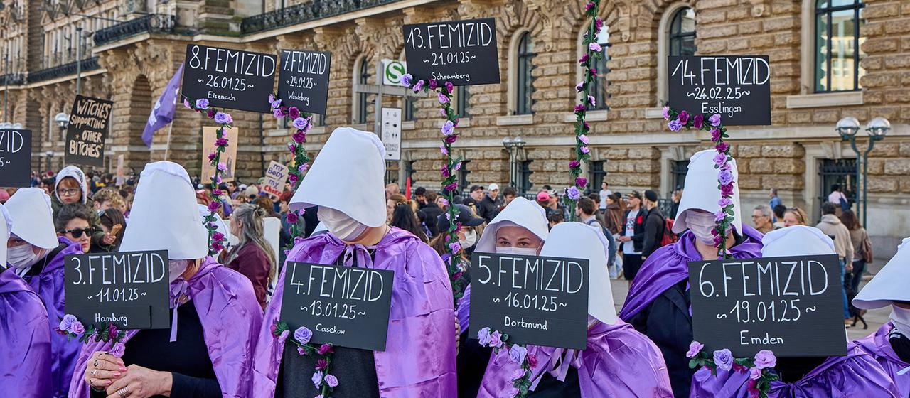 Teilnehmerinnen von "Handmaidsriot" nehmen an einer Demonstration zum Frauentag teil und treten mit ihrer Aktion gegen Femizide ein.