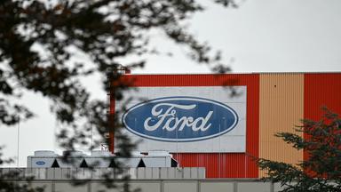 Das Logo von Ford hängt an einer Halle im Kölner Werk.