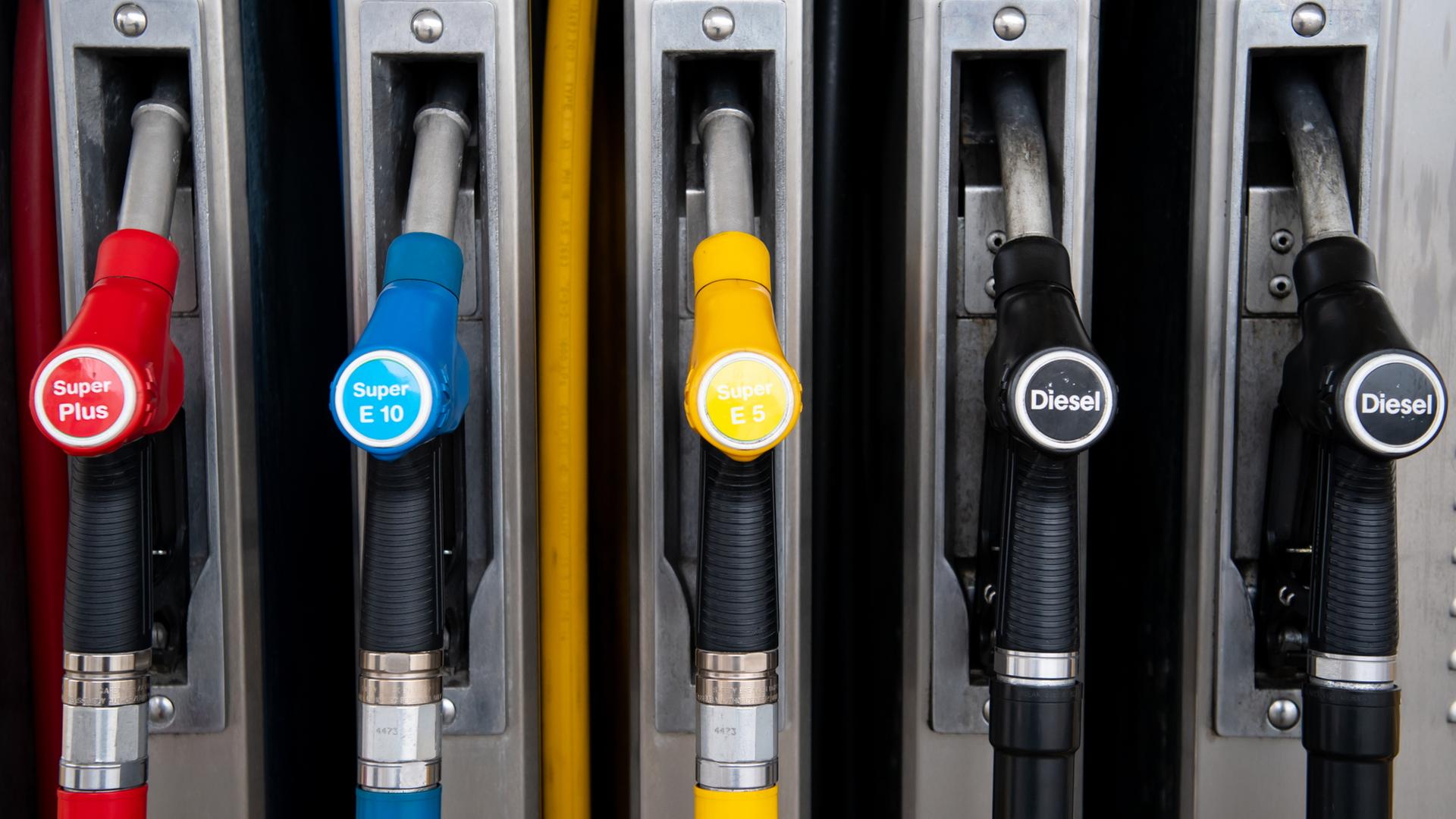 TankrÃ¼ssel verschiedener Treibstoffsorten an einer Tankstelle | dpa