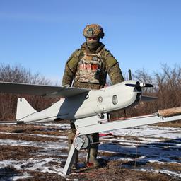 Russischer Soldat steht hinter einer Orlan-10-Drohne (Aufnahme: 30.01.2024)