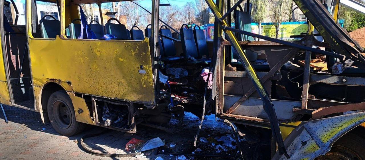 Ein zerstörter Bus in Nikopol (Foto vom ukrainischen Rettungsdienst)