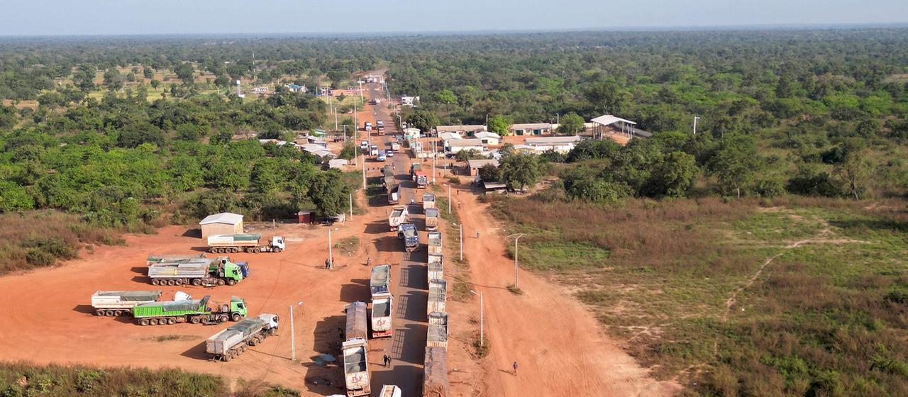 Diese Luftaufnahme zeigt malische Lastwagen im Dorf Nigoun in der Nähe von Tengrela. (Archivbild: 31. Oktober 2025)