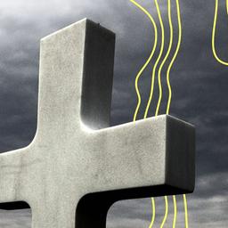 Ein großes Steinkreuz vor einem dunklen, bewölkten Himmel.