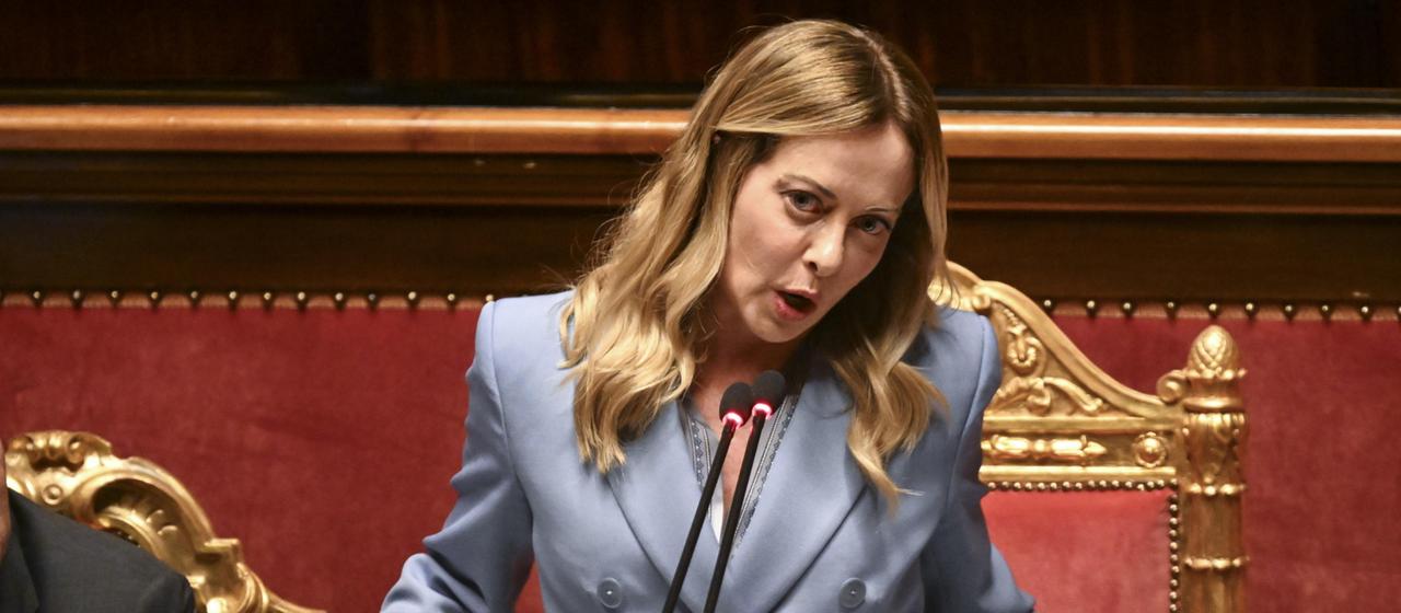 Giorgia Meloni hält eine Rede.