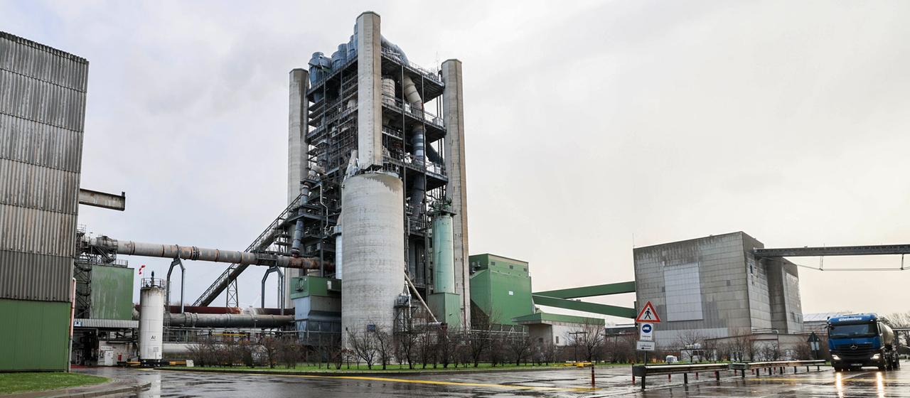 Blick auf den Drehrohrofen der Ofenlinie 11 des Zementwerks von Holcim.