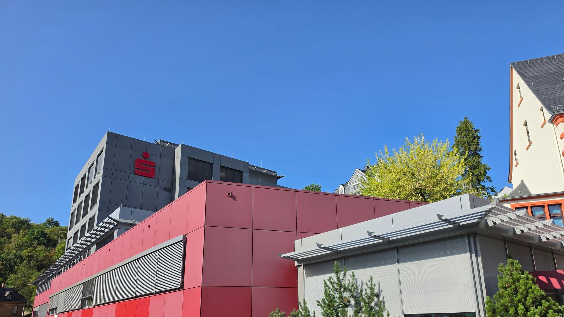 Kreditvergabe für Löhnberg: Ermittler durchsuchen Sparkasse in Weilburg