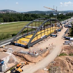 Die Fuldabrücke an der A4 bei Bad Hersfeld wird auf seine endgültige Position geschoben.