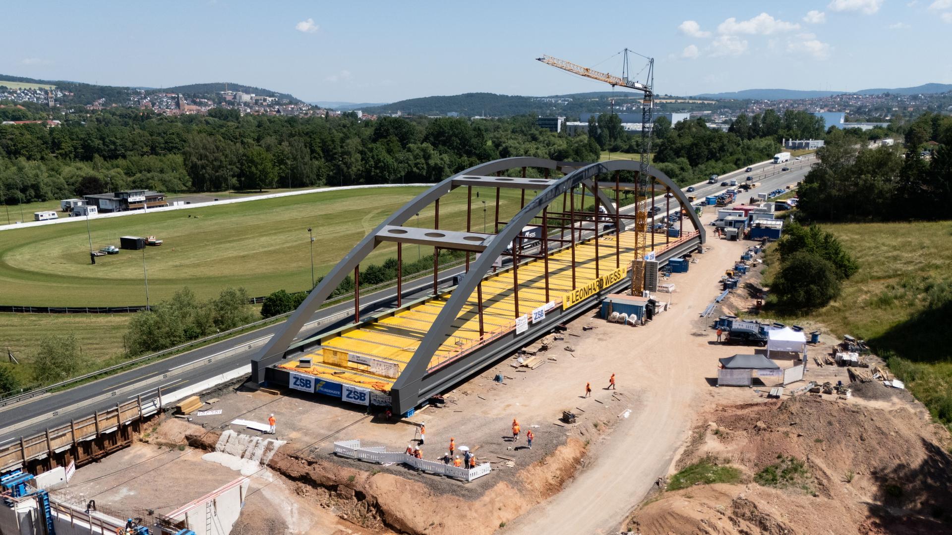 Die Fuldabrücke an der A4 bei Bad Hersfeld wird auf seine endgültige Position geschoben. | Florian Wiegand/dpa