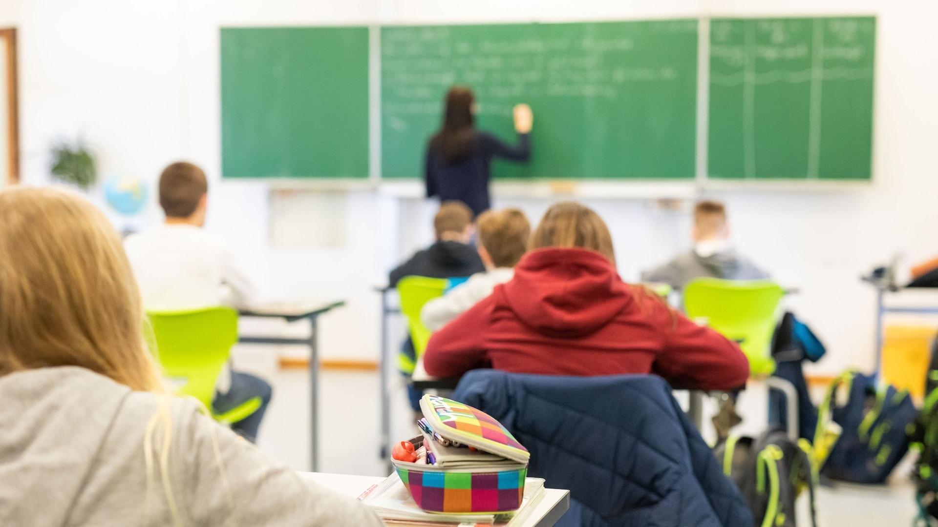 ベルリン周辺の朝のニュース：学校開始時期に交通トラブル相次ぐ