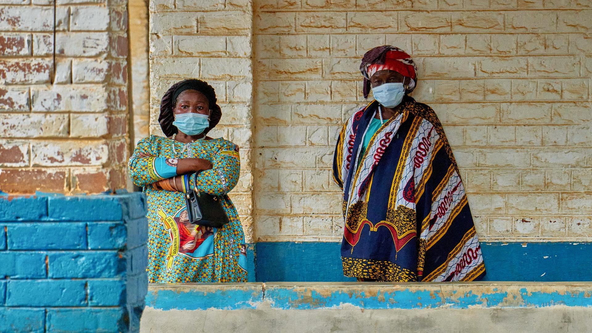Menschen mit Mundschutz warten vor dem Mongbwalu General Referral Hospital in der Demokratischen Republik Kongo | REUTERS